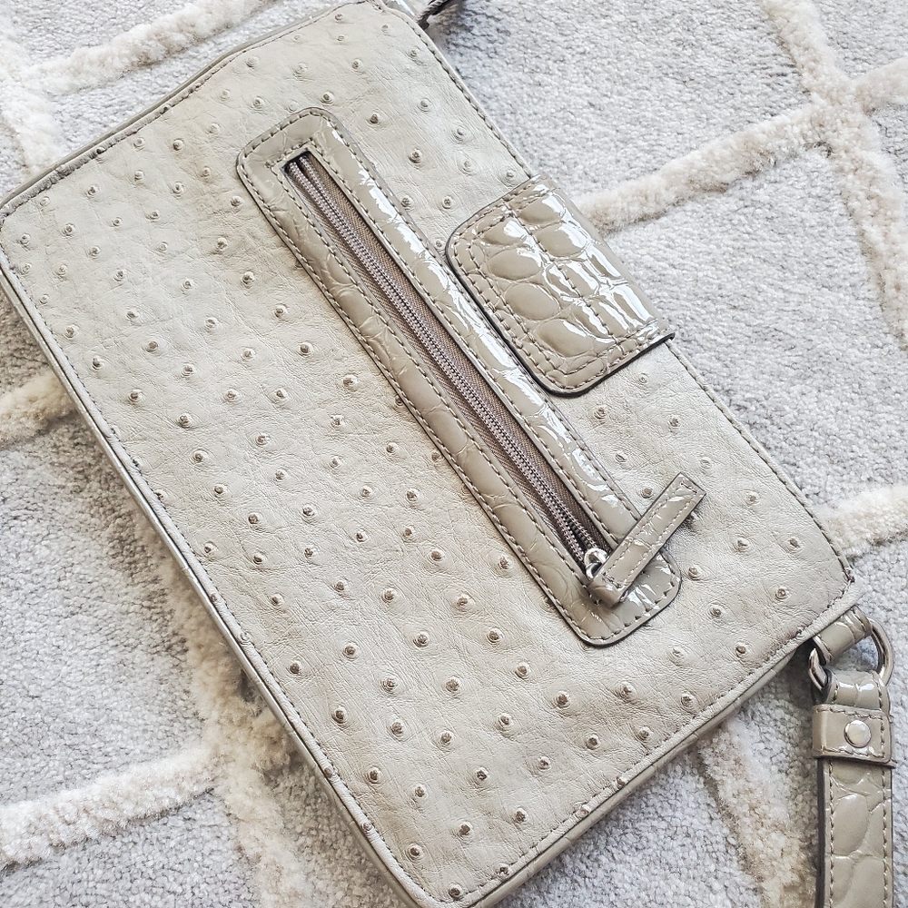 GUESS Clutch - Picture 3 of 3